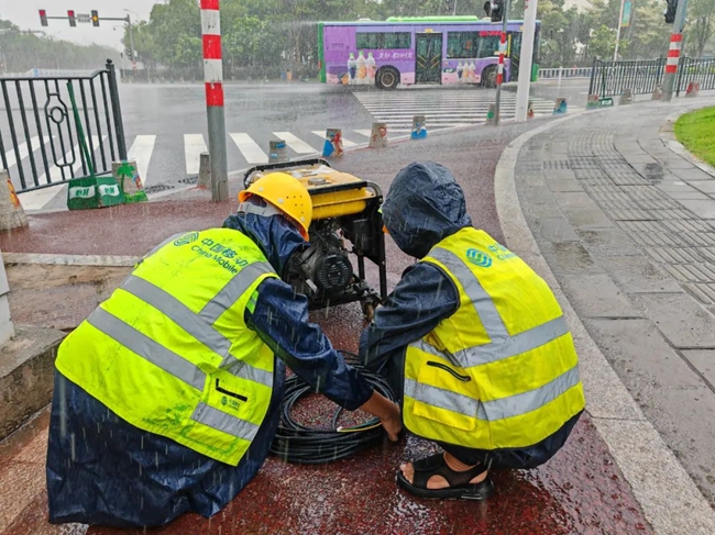 冒雨抢修。福建移动供图