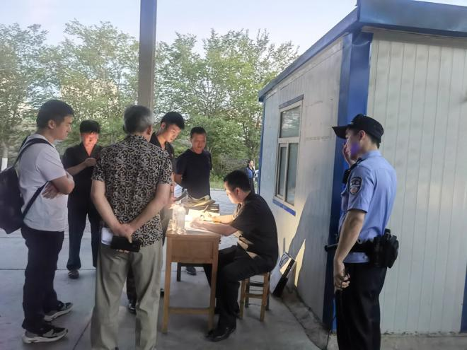 湖里法院执行干警制作调解笔录。湖里法院供图