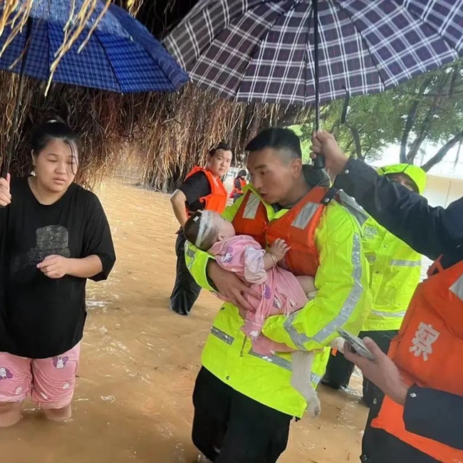 協助轉移受困幼兒。福州公安供圖