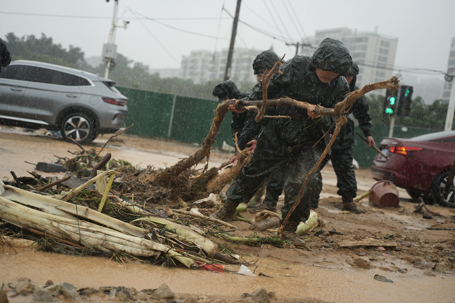 武警福州支隊官兵正在清理樹木殘枝。黃永峰攝