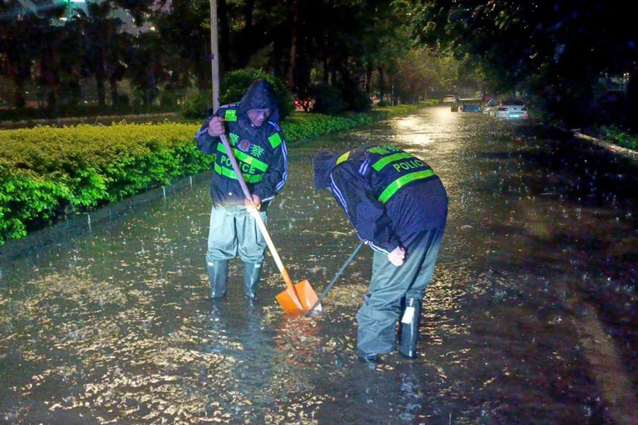 莆田市公安局荔城分局鎮海派出所組織警力對轄區湄洲花苑積水路段進行排水作業。莆田市公安局供圖