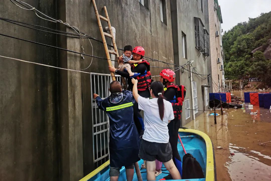 寧德消防救援人員合力轉運受災群眾。福建消防供圖