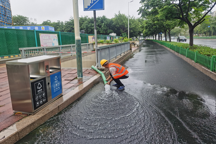 9月6日，福州市政工作人員對積水地下通道進行排水。福州市市政中心供圖