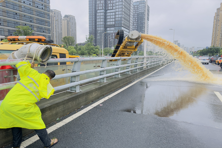 9月6日，福州市城市排水有限公司工作人員對市區積水點進行排水處置。福州市城市排水有限公司供圖