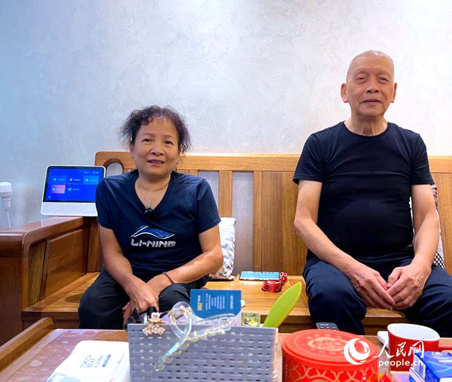 女儿出嫁后，刘阿姨和爱人两人独自居住在福州市晋安区茶园街道。自从用上了街道居家社区养老综合服务中心提供的“一键呼叫”服务后，两个老人生活的便利性大大提高了，女儿也放心了。人民网 刘宝琴摄
