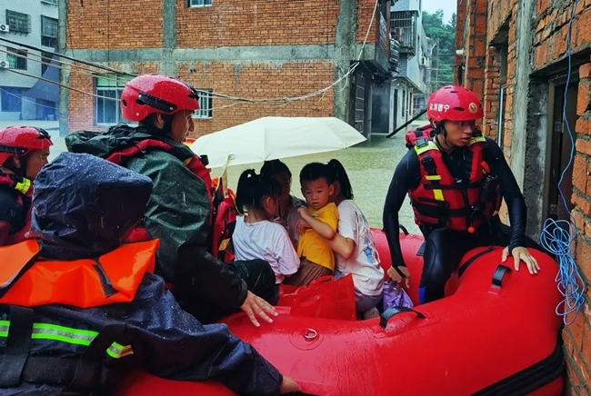 蕉城区消防救援大队救援被困群众。蕉城区融媒体中心供图