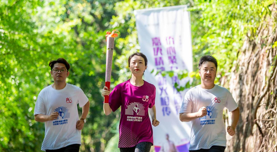 厦门国际银行员工代表分别担任第二棒、第三棒火炬手,并在红岩广场完成火炬传递。厦门国际银行供图