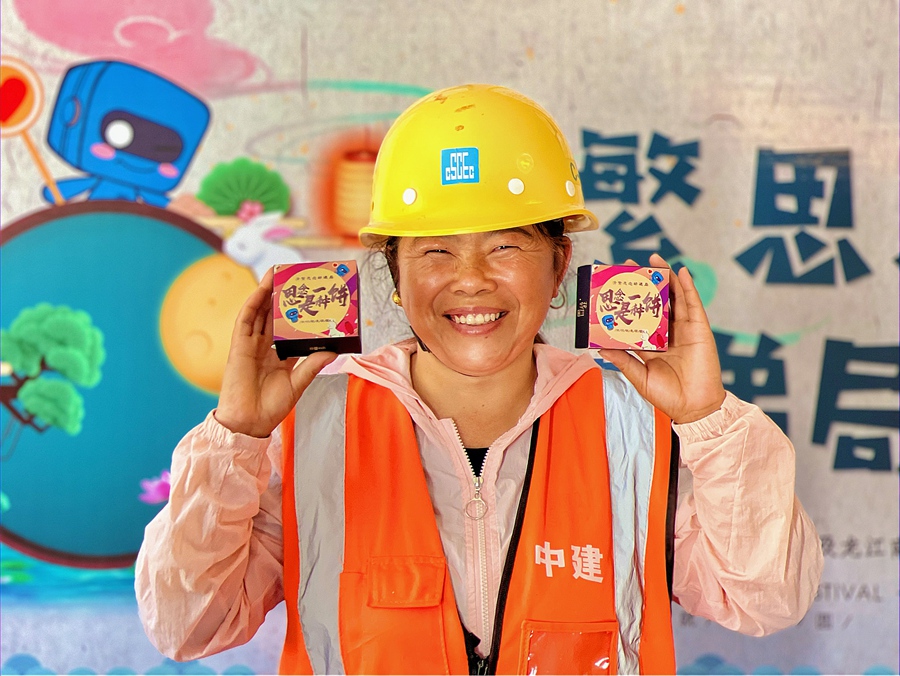 项目工会向农民工发放自制的“思念小饼”。中建海峡供图