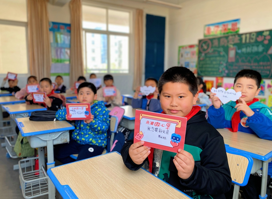 前往农民工子女小学开展“课后一小时”公益课程。中建海峡供图