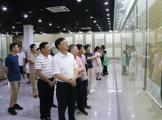 书法作品吸引了不少人驻足欣赏。长乐区融媒体中心供图