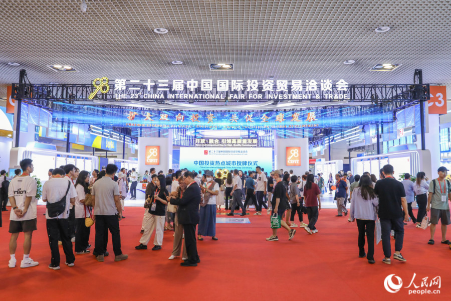 本届投洽会吸引来自106个国家和地区、1000多个工商经贸团组、约8万名境内外客商参会。人民网 陈永整摄