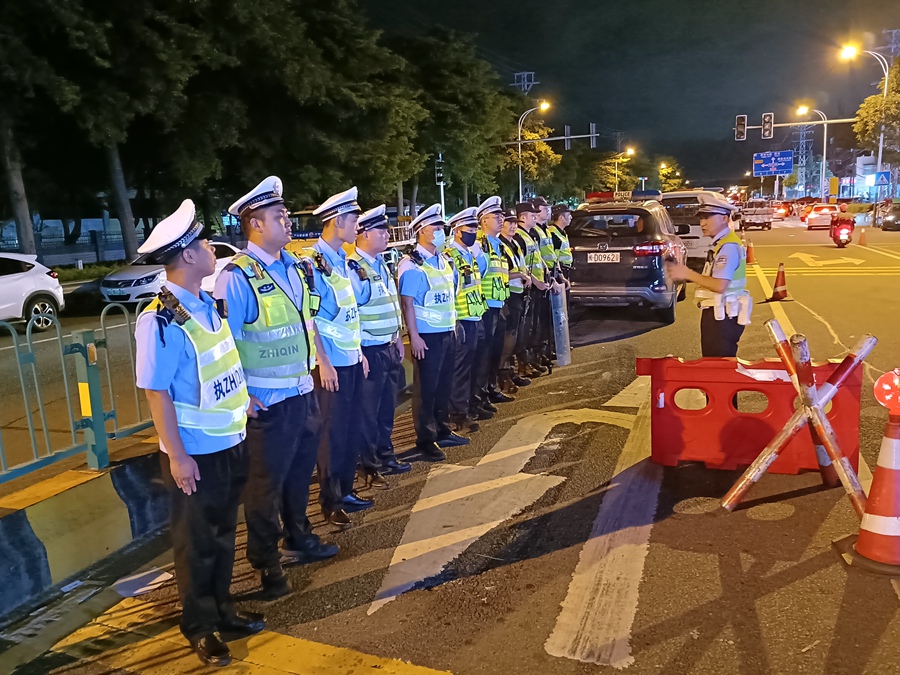  Arrange night check on drunk driving on site. Courtesy of Traffic Police Detachment of Xiamen Public Security Bureau