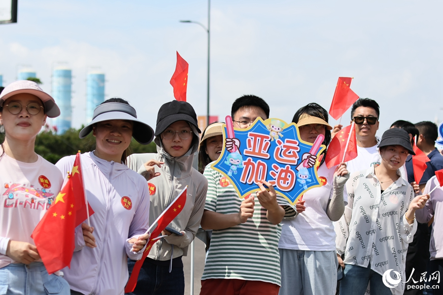 热情的舟山市民群众为火炬手呐喊助威。人民网 李昌乾摄