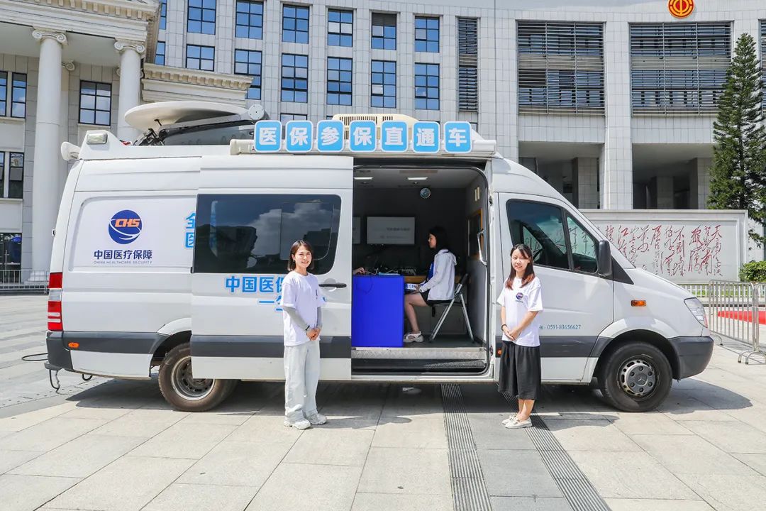 抢“鲜”体验“参保直通车”。福建省医疗保障局供图