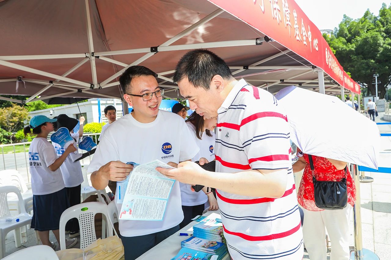 在医保政策咨询服务区，省医保局工作人员对前来参加活动的市民，开展一对一的政策咨询服务。
