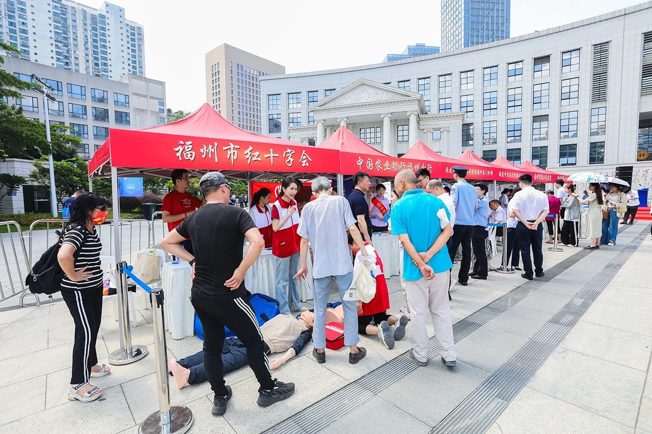 福州市红十字会、市人社局、市税务局带来对口政策咨询宣传。