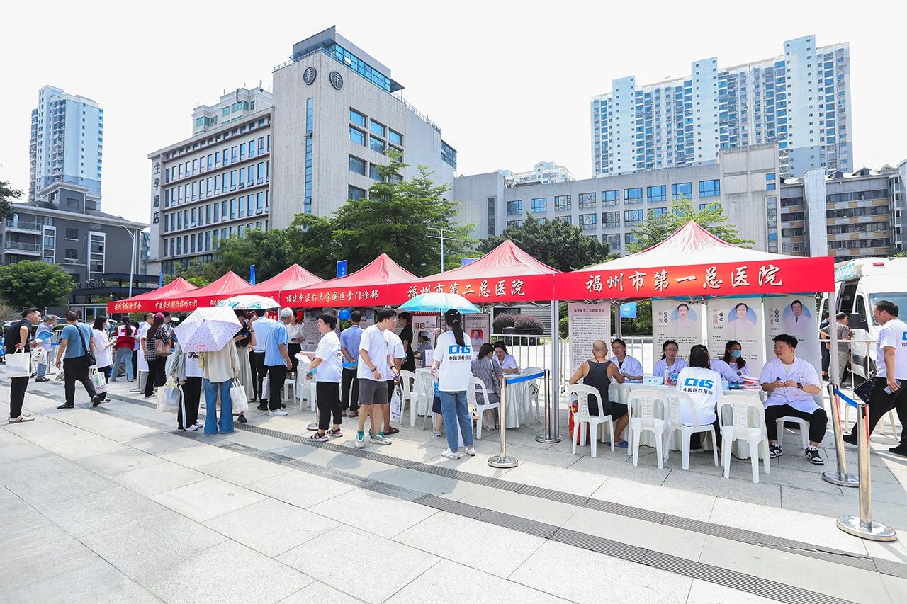 福州市第一总医院、福州市第二总医院、福建中医药大学国医堂门诊部、福建中医药科学院鼓楼中医门诊部等4家医疗机构为群众暖心义诊。