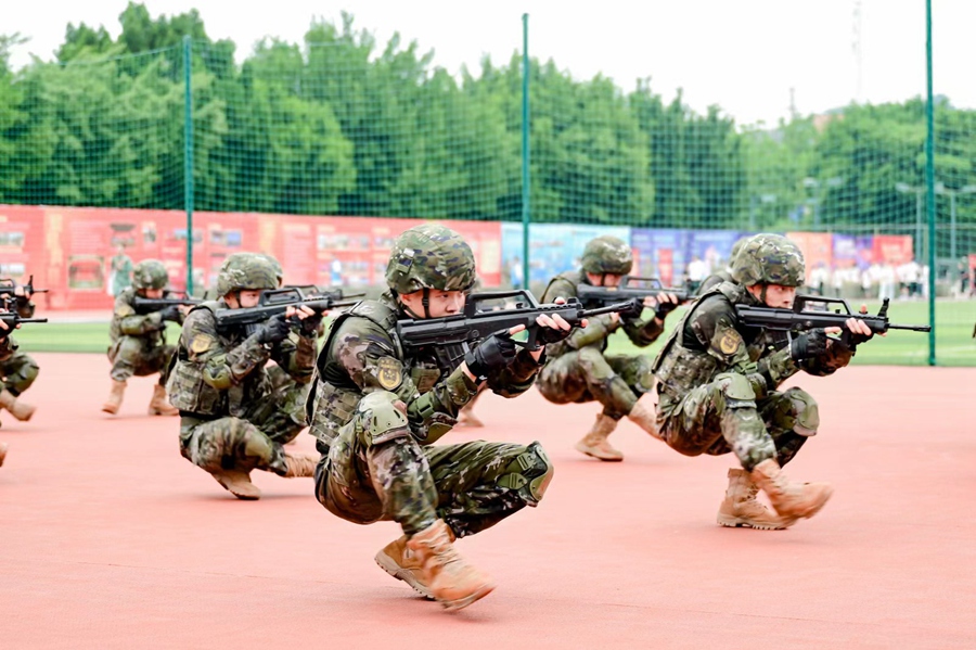 武警福建省总队福州支队进行武警战术表演。陈立丹摄