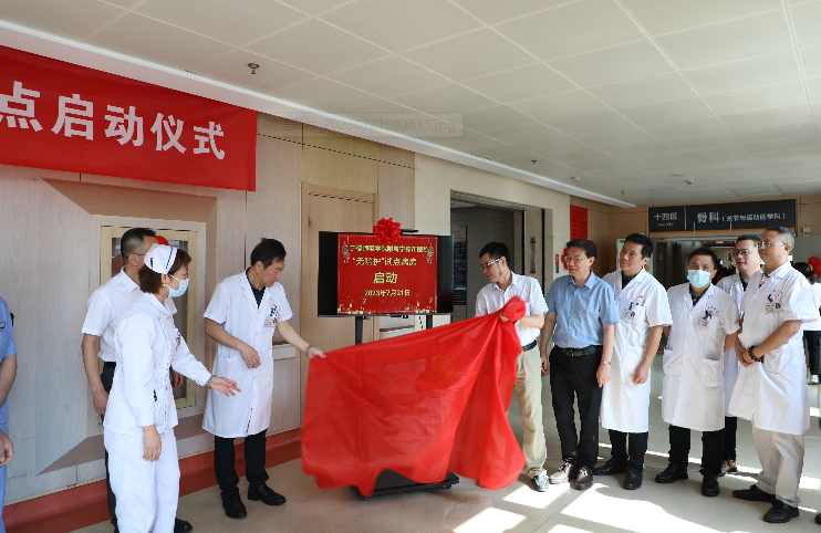 “无陪护”病房试点启动现场。