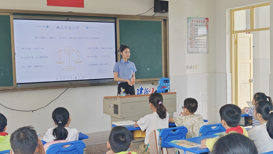 中建海峡“峡光”公益支教团为学生们上廉洁课堂。中建海峡供图