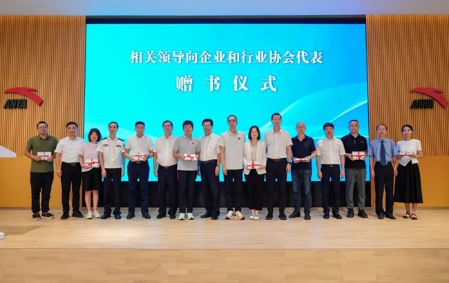 贈書儀式現場。晉江市人民檢察院供圖