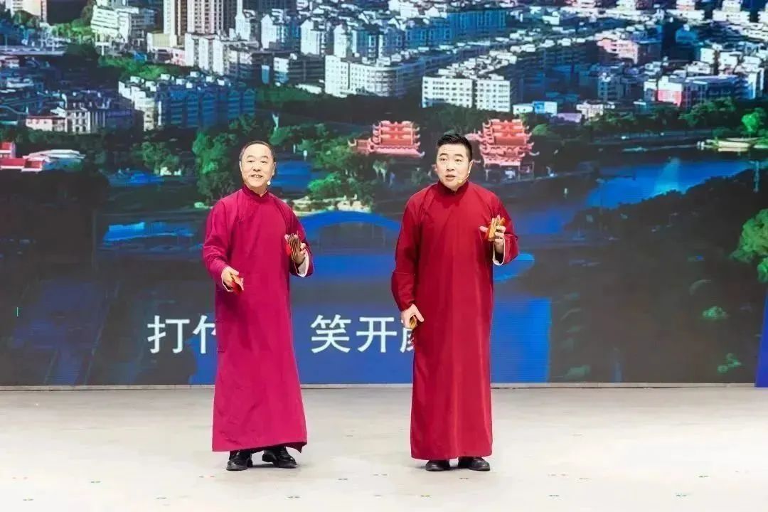 栩栩如生的沙画表演《数说新时代》诠释了第五次全国经济普查摸清新时代经济家底，服务高质量发展的重大意义。