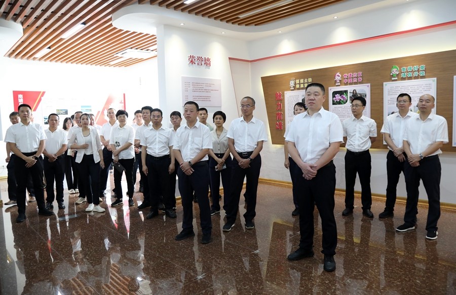 南靖縣領導一行來到該縣新時代文明實踐中心，實地了解文明創建工作開展情況。余祥龍攝