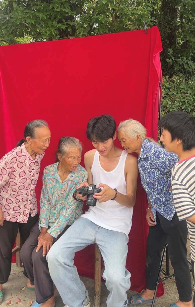 奶奶們擠在一起看相機裡的照片。受訪者供圖