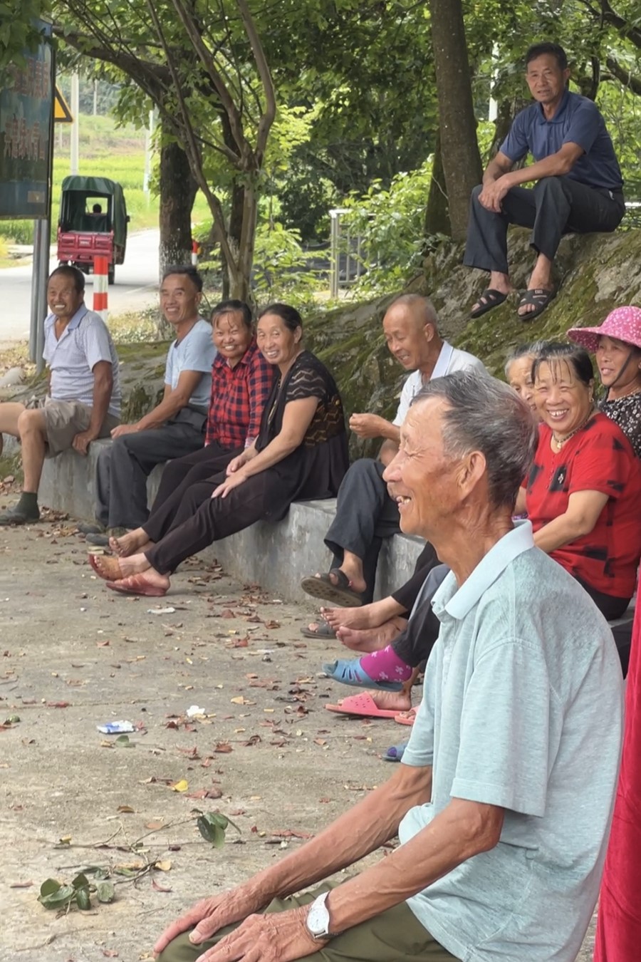 拍攝時，村裡老人們有說有笑，坐滿村口。受訪者供圖