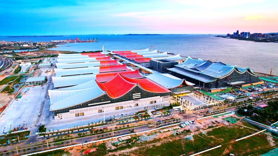面海临湾的厦门国际博览中心。国贸会展供图