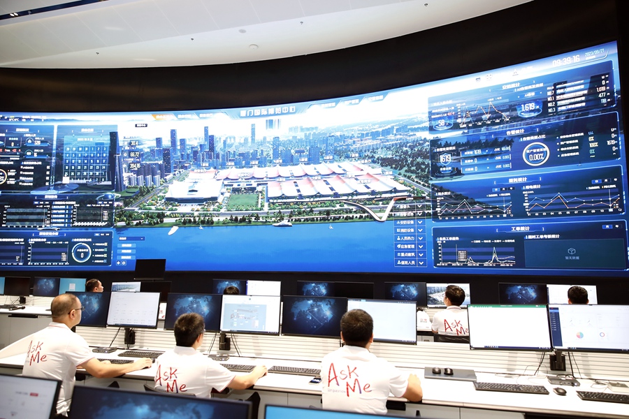厦门国际博览中心智慧运营中心进行实时监测。翔安区融媒体中心供图