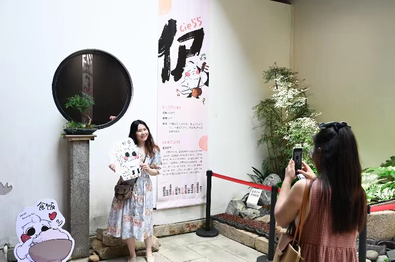 游客在展馆中合影。