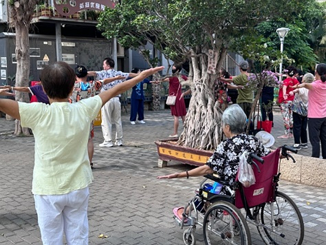 與市民一起練習八段錦