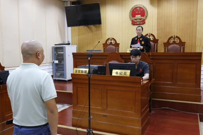 法官當庭宣讀處罰決定書。同安法院供圖