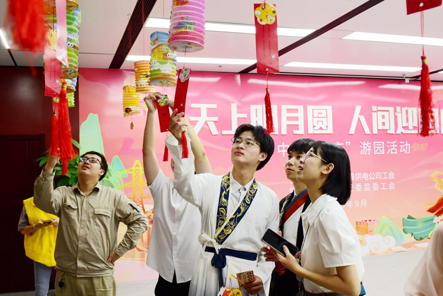 现场猜廉洁灯谜。谢仁摄
