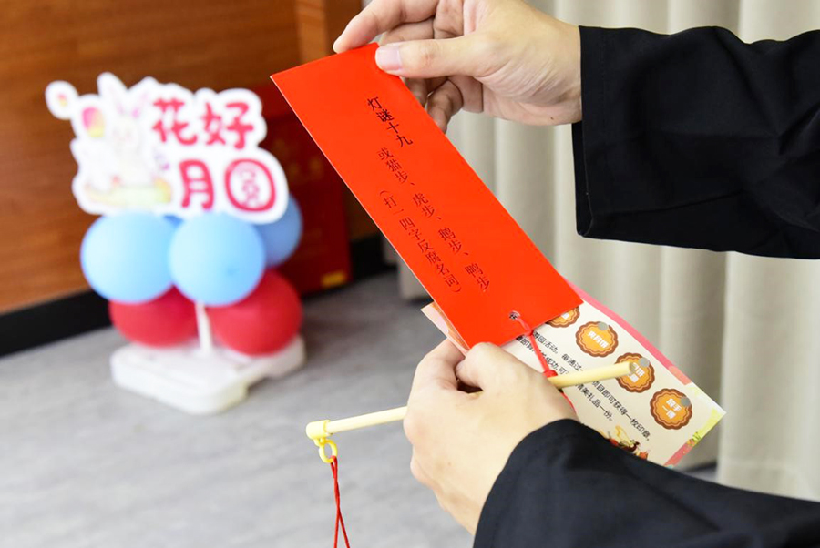 现场猜廉洁灯谜。谢仁摄