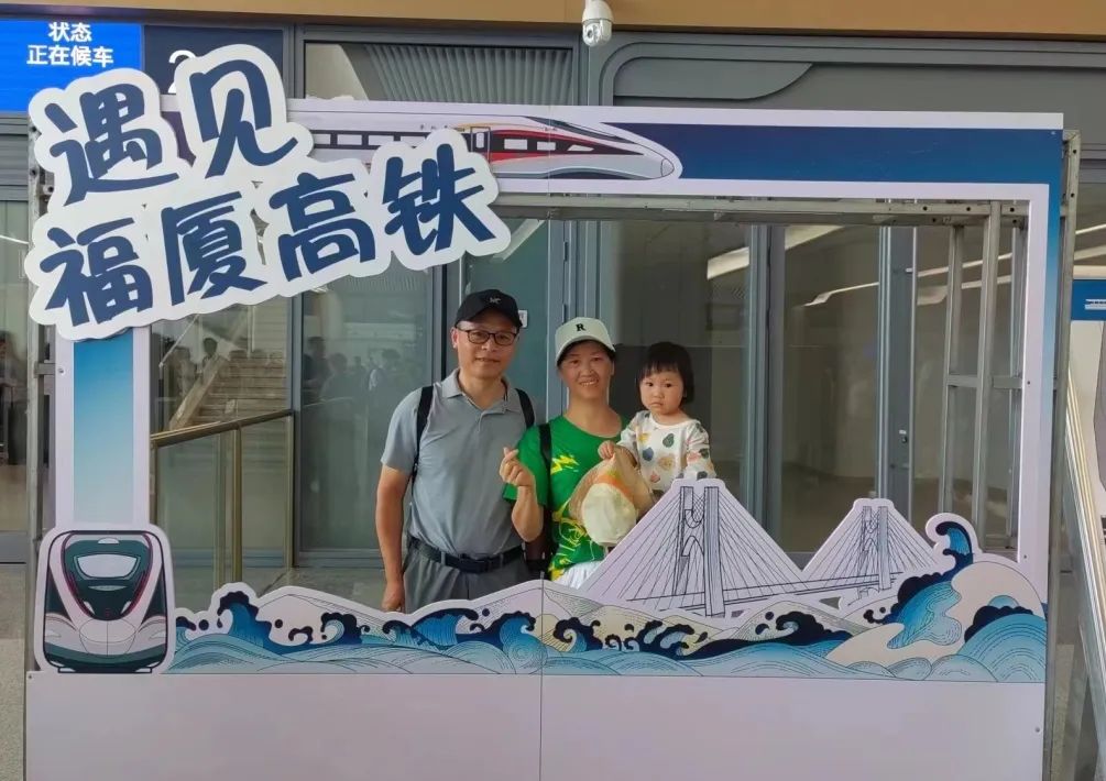 不少乘客慕名而來，一大早來候車室等候，體驗中國首條跨海高鐵。江曲攝