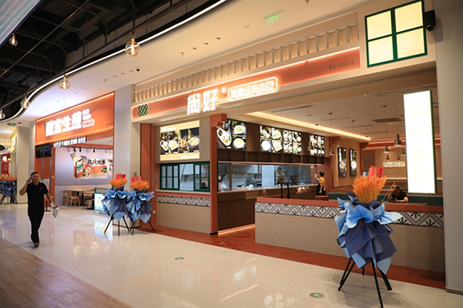 部分商家正在擦拭橱窗、布置门店。海沧区融媒体中心供图