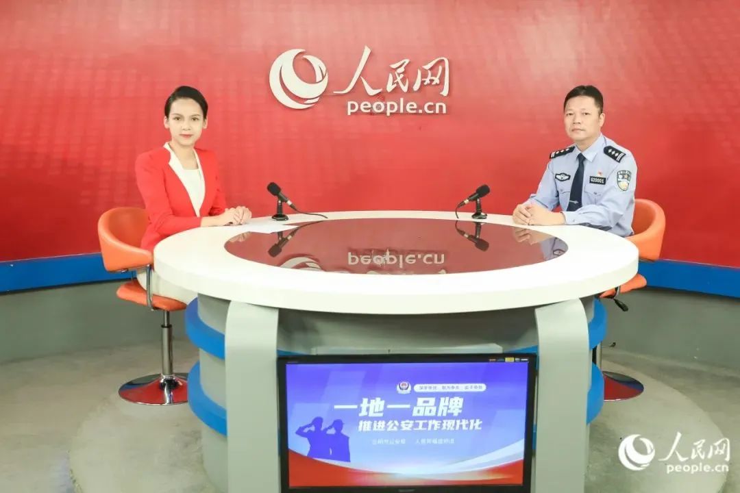 永安市副市长、公安局局长陈永贞做客人民网演播室。人民网 陈永整摄