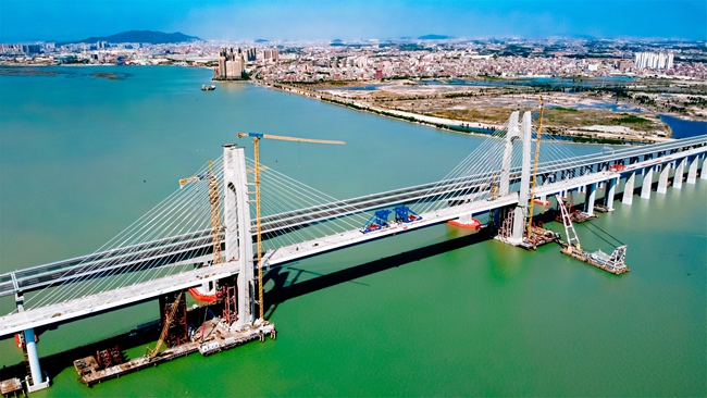 建行参与支持建设的国内首条跨海高铁——福厦高铁项目正式通车，图为安海湾特大桥，该桥是全国首座高铁无砟轨道跨海斜拉桥。张贵峰摄