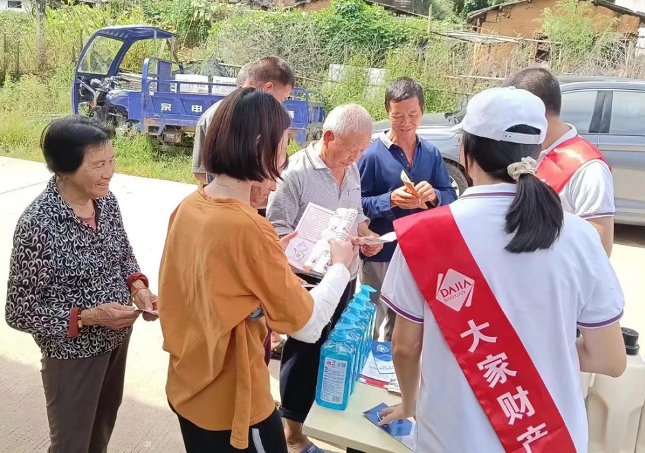 传递金融正能量。陈琳摄