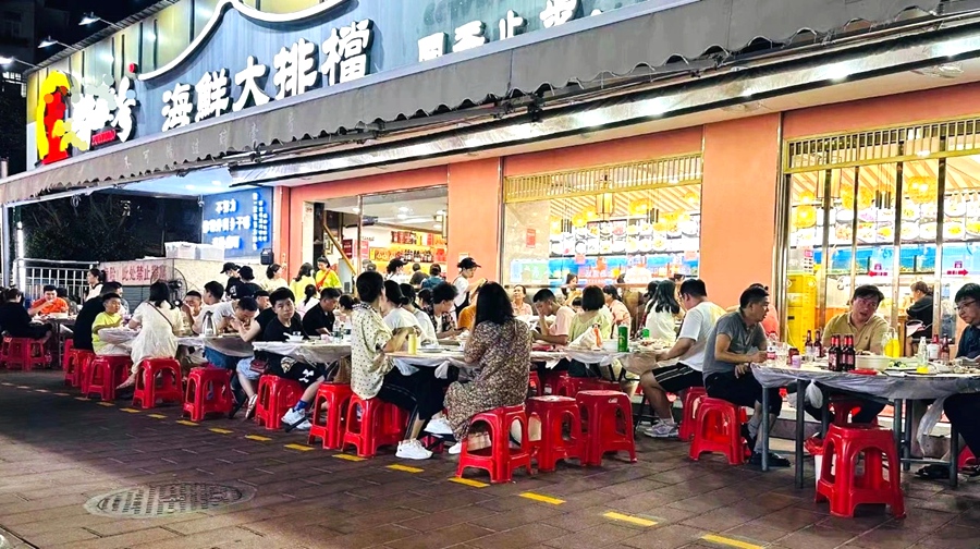 思明区实施沿街店面适当跨店经营模式，以有温度的管理让市民休闲、商家经营、城市管理各得其所。思明区城管局供图