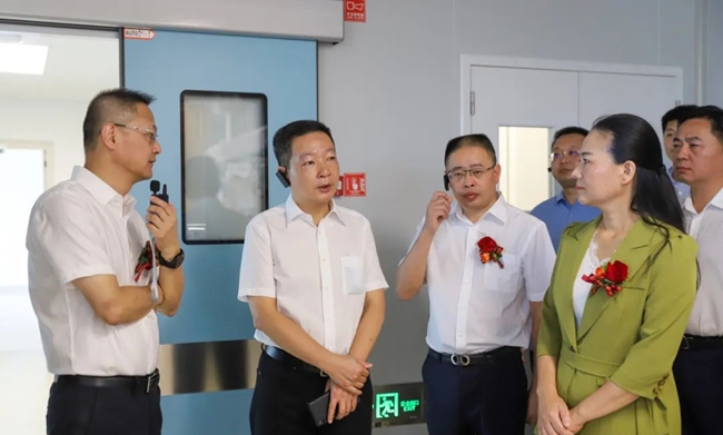 領導嘉賓現場參觀。