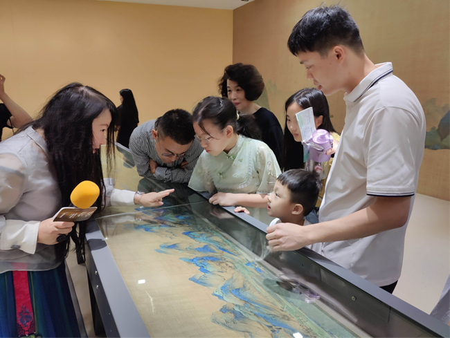 千里叠翠展览现场策展人导赏。中建海峡供图
