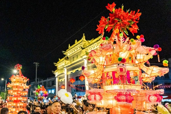 花燈表演。龍岩市融媒體中心供圖