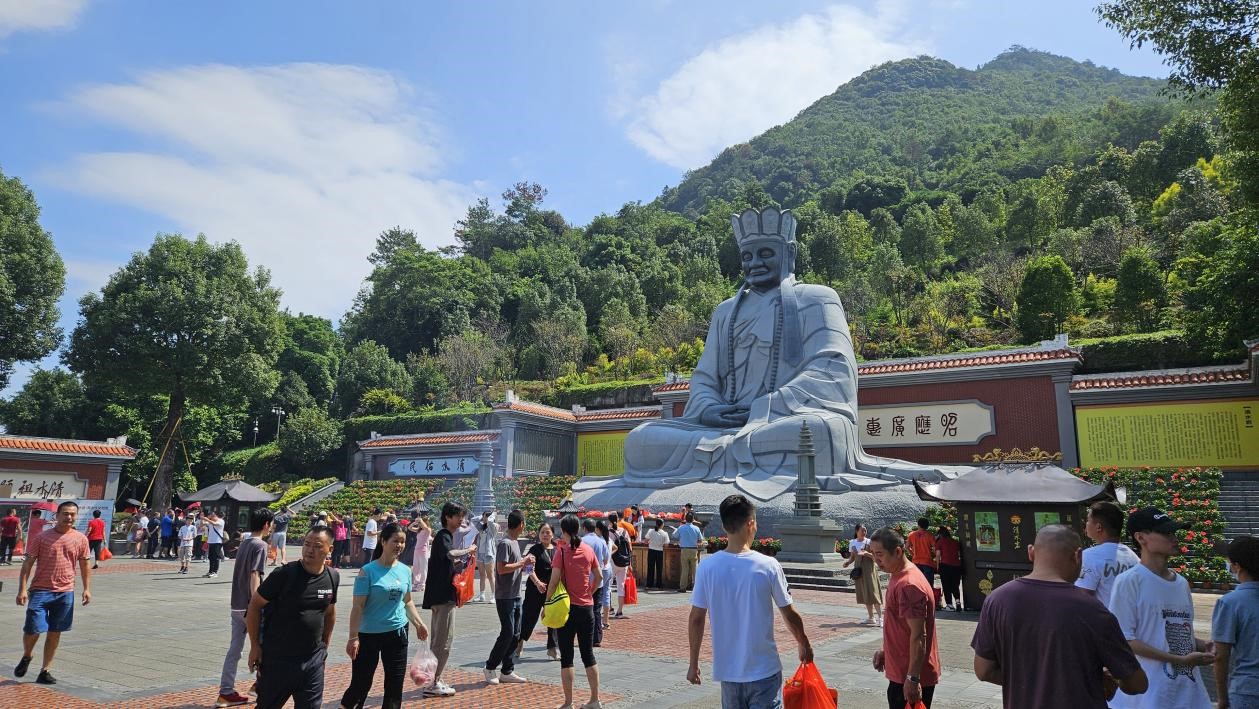 清水岩弘法道场上游人如织。杜冰莹摄
