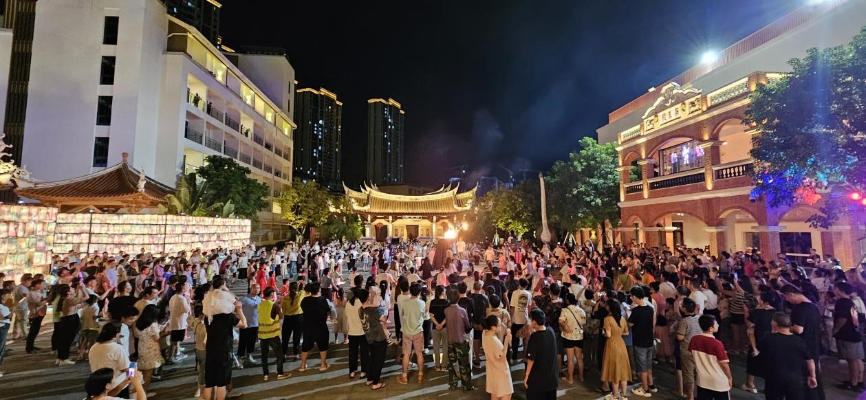 游客们在溪禾山篝火晚会上载歌载舞。杜冰莹摄