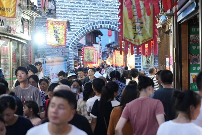 长汀古城吸引了许多游客。龙岩市融媒体中心供图