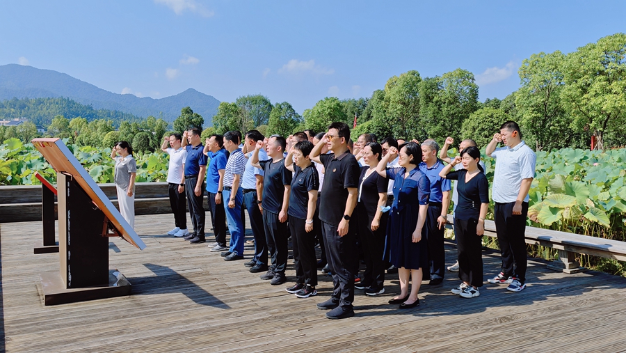 省委黨校第105期縣處級干部進修班（政治建設方向）學員重溫入黨誓詞。許敏攝