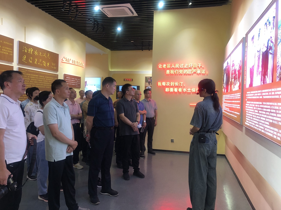 省委黨校第105期縣處級干部進修班（政治建設方向）學員參觀學習長汀縣水土保持科教園。徐萍攝